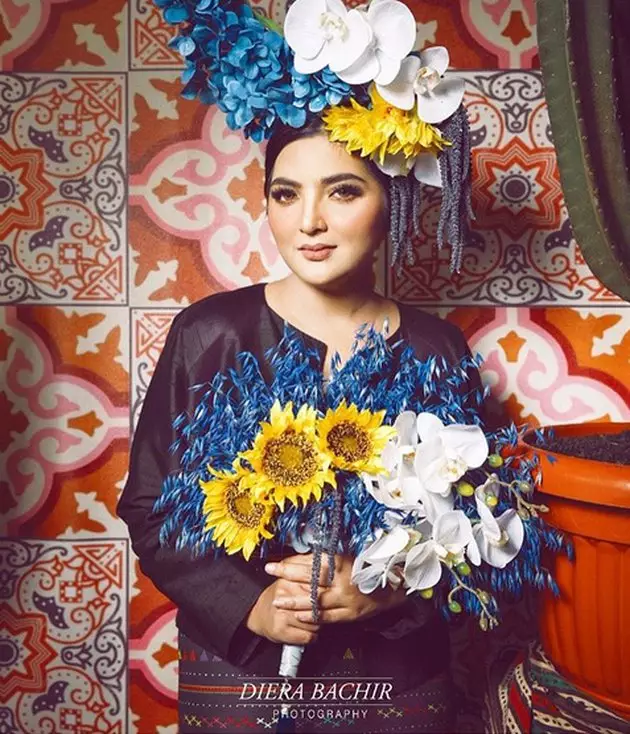 Gaya pemotretan Ashanty dengan bunga © berbagai sumber Gaya pemotretan Ashanty dengan bunga © berbagai sumber