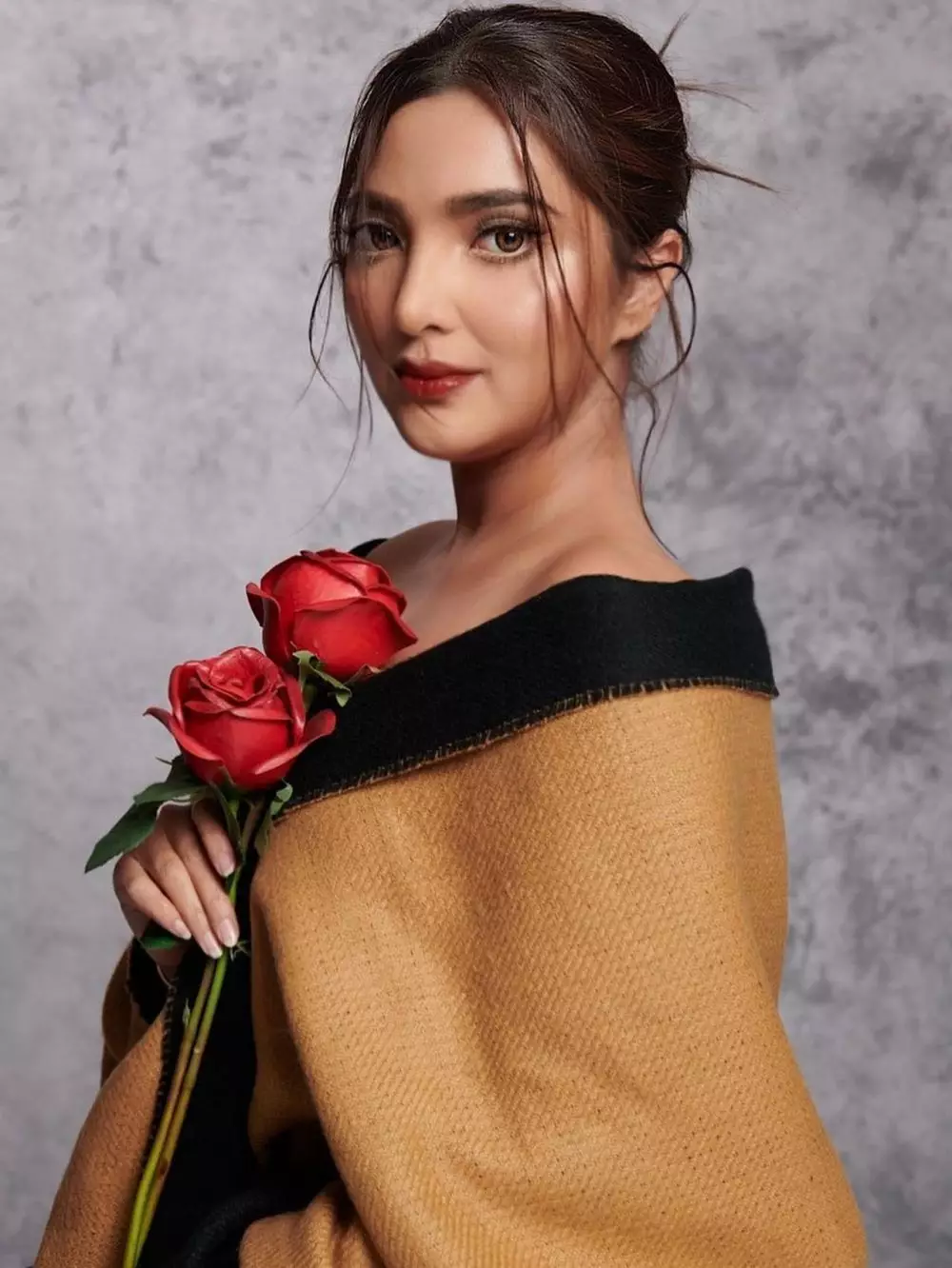 Gaya pemotretan Ashanty dengan bunga © berbagai sumber Gaya pemotretan Ashanty dengan bunga © berbagai sumber