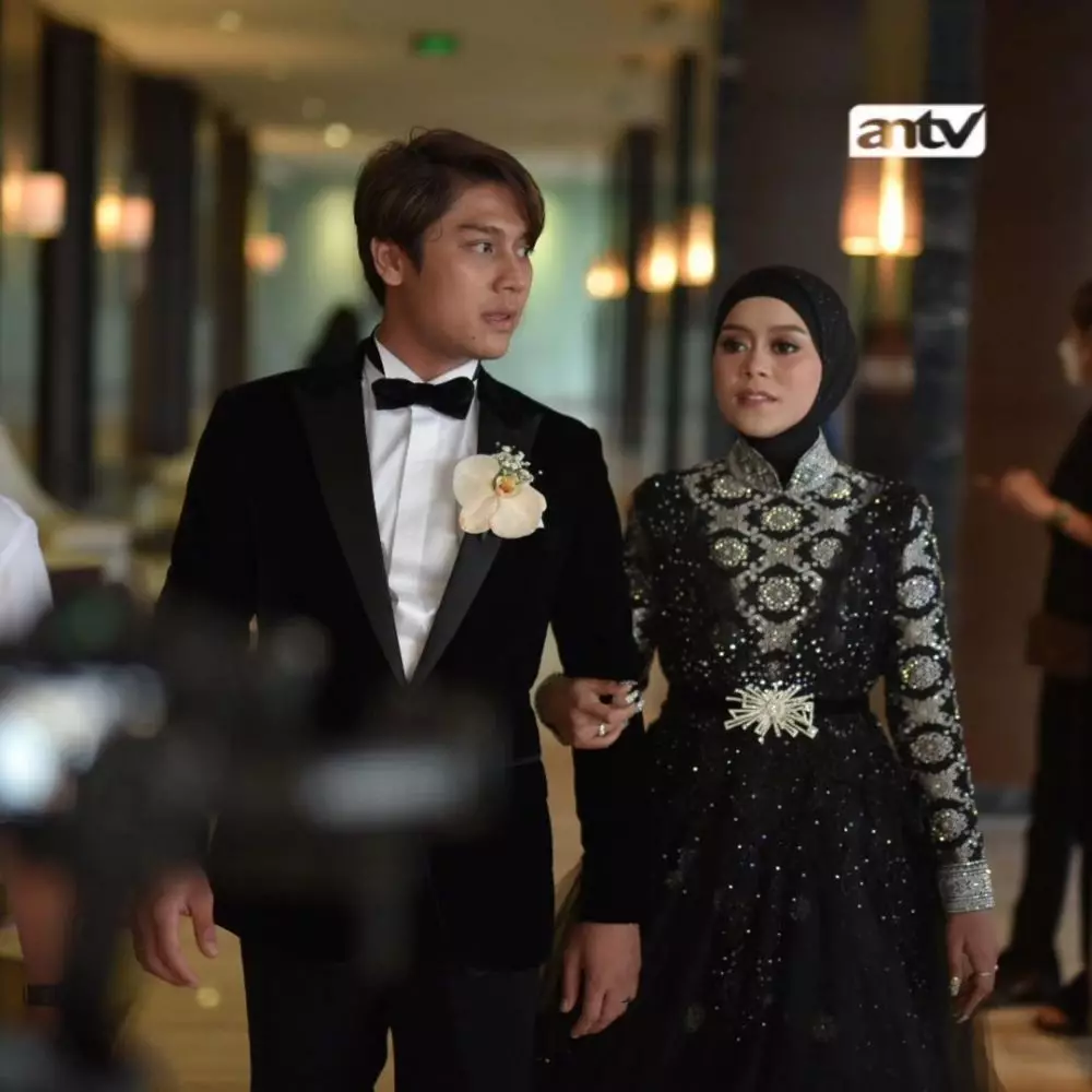 detail gaun lesty rancangan ivan gunawan © instagram