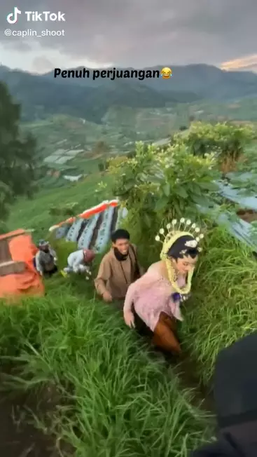 Naik gunung pakai baju pengantin TikTok
