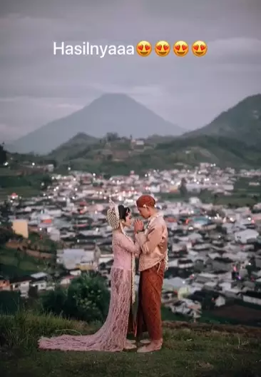 Naik gunung pakai baju pengantin TikTok