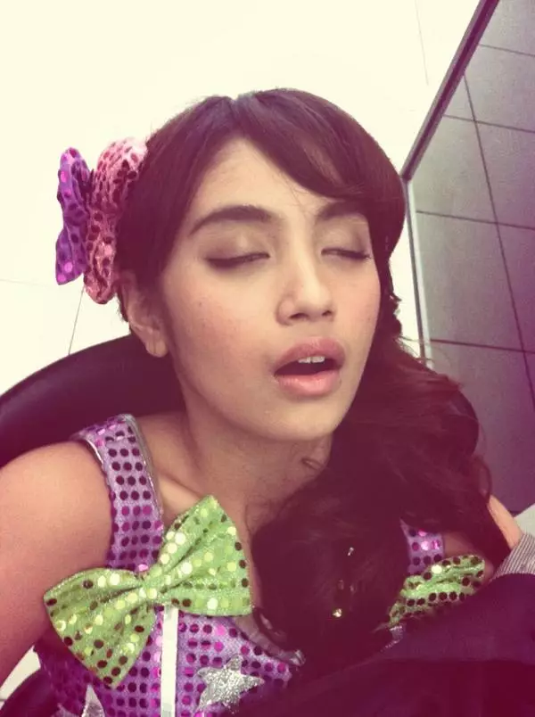 penyanyi cantik tidur di tempat tak biasa © instagram