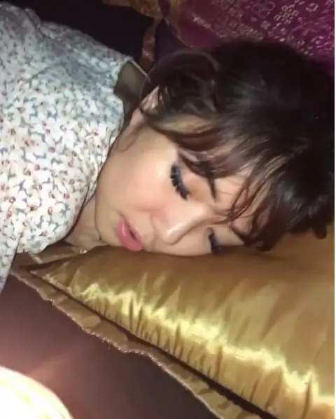 penyanyi cantik tidur di tempat tak biasa © instagram