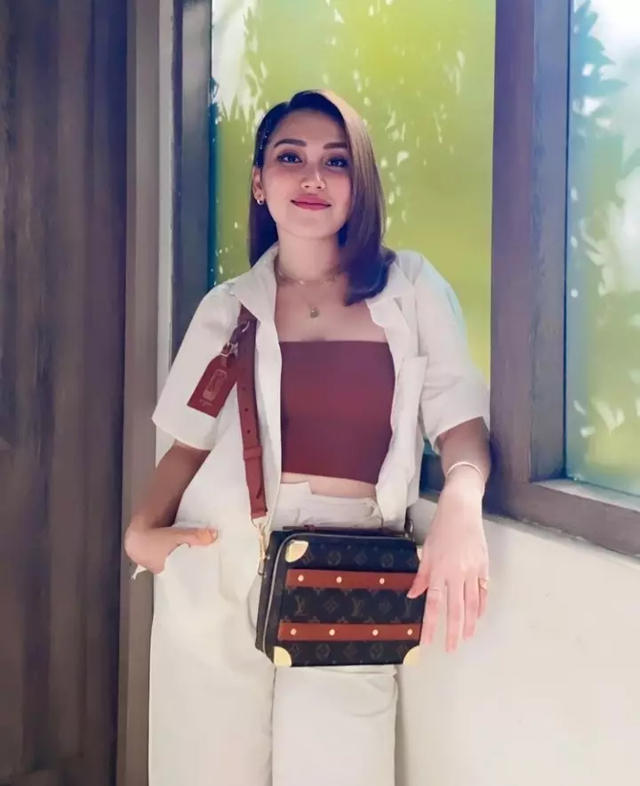 Potret Ayu Ting Ting dengan gaya Korean style Instagram/@ayutingting92
