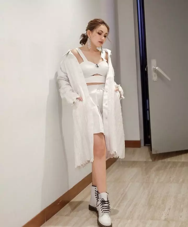 Potret Ayu Ting Ting dengan gaya Korean style Instagram/@ayutingting92