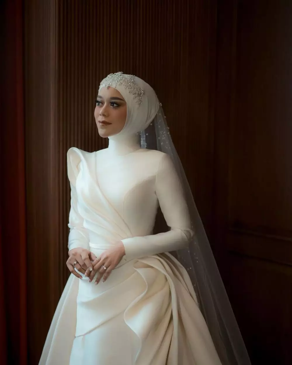 kebaya Lesty rancangan Igun dan Hian Tjen dari berbagai sumber