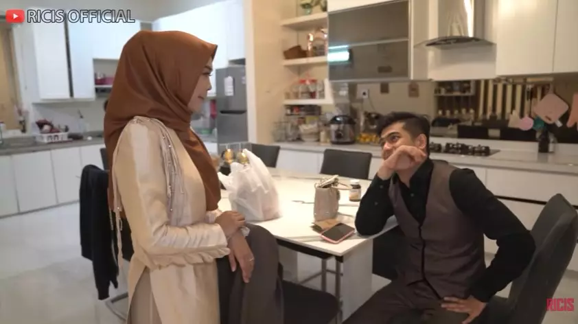 Momen Ria Ricis hadiri acara penghargaan dari berbagai sumber