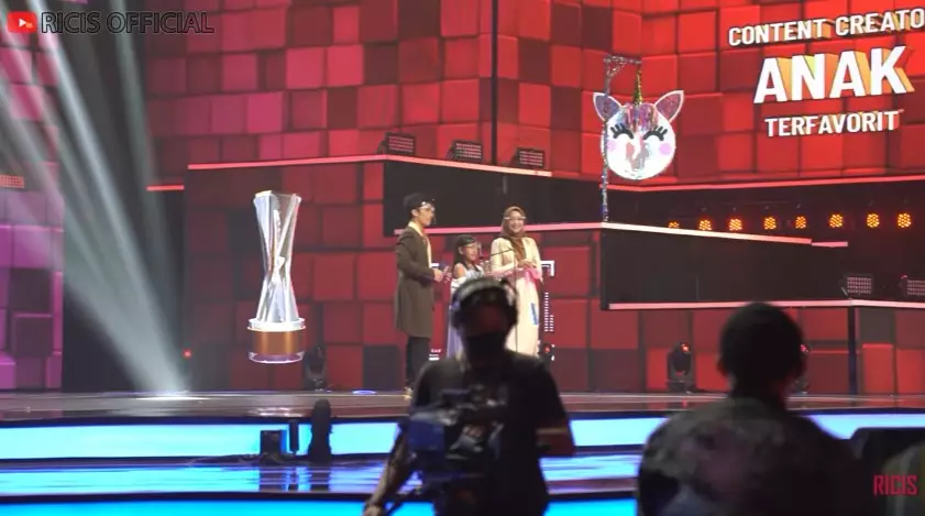 Momen Ria Ricis hadiri acara penghargaan dari berbagai sumber Momen Ria Ricis hadiri acara penghargaan dari berbagai sumber