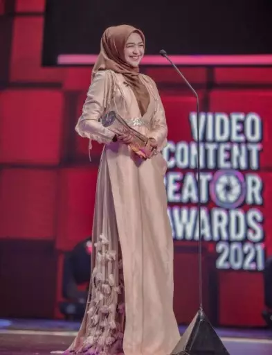 Momen Ria Ricis hadiri acara penghargaan dari berbagai sumber Momen Ria Ricis hadiri acara penghargaan dari berbagai sumber