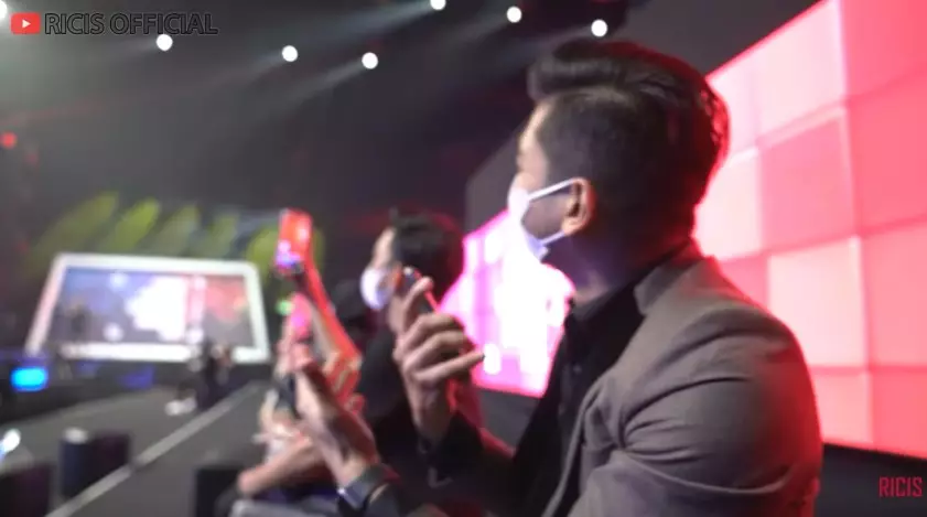 Momen Ria Ricis hadiri acara penghargaan dari berbagai sumber Momen Ria Ricis hadiri acara penghargaan dari berbagai sumber