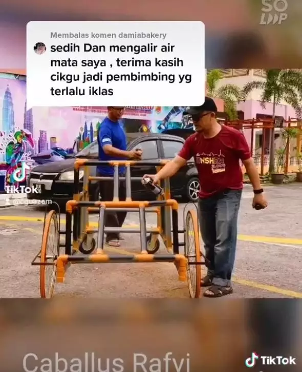 guru bantu murid tunanetra berlari © 2021 TikTok
