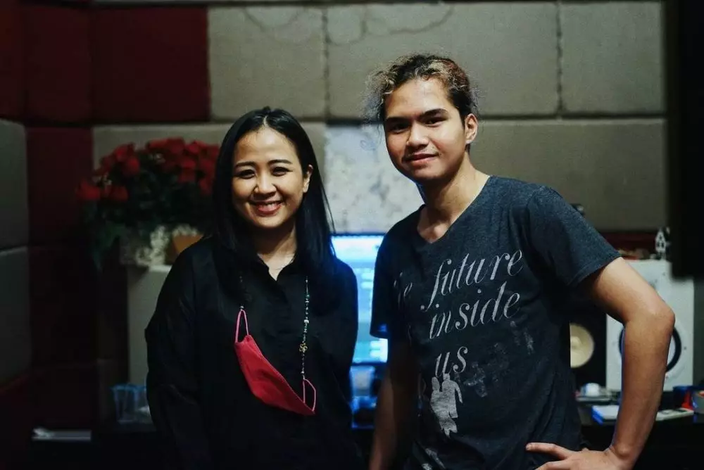 Kabar penyanyi solo wanita era 2000-an dari berbagai sumber Kabar penyanyi solo wanita era 2000-an dari berbagai sumber