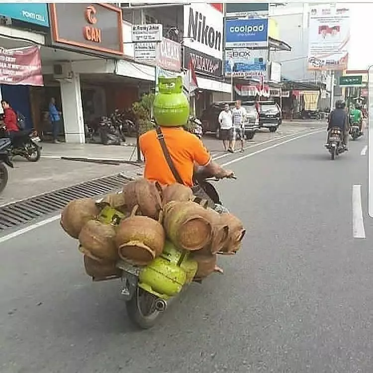 momen bawa barang banyak dengan motor maksa banget © 2021 1cak.com momen bawa barang banyak dengan motor maksa banget © 2021 1cak.com
