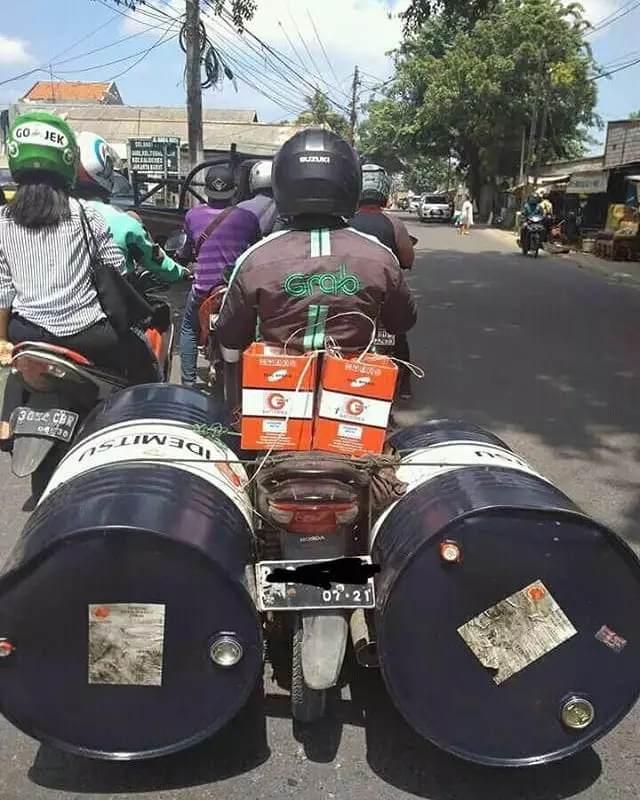 momen bawa barang banyak dengan motor maksa banget © 2021 1cak.com momen bawa barang banyak dengan motor maksa banget © 2021 1cak.com