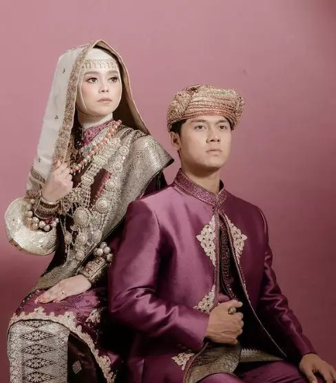 Rizky Billar pakai baju adat Minang © berbagai sumber