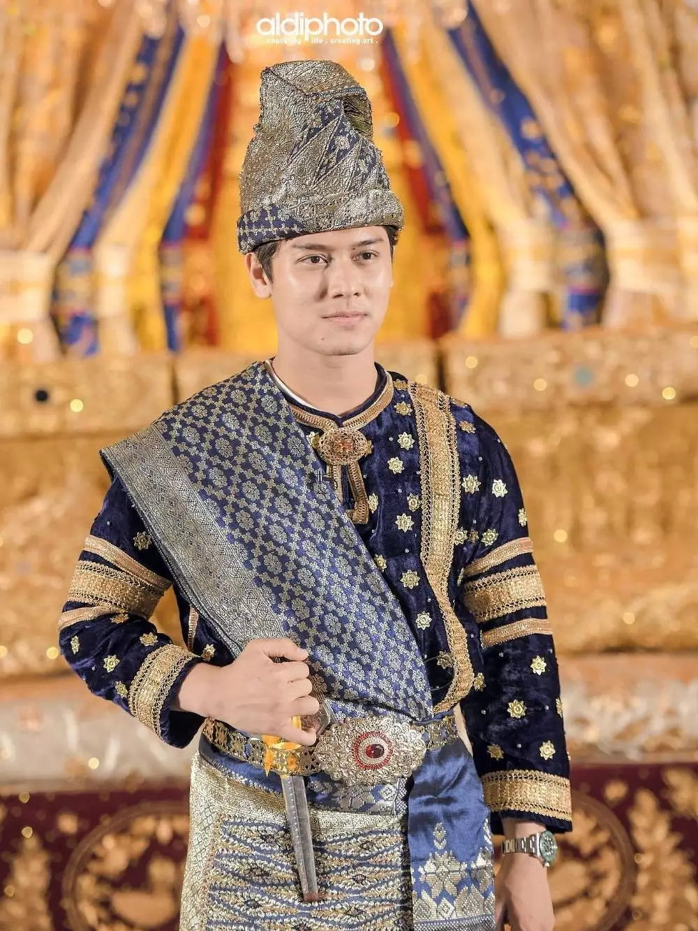 Rizky Billar pakai baju adat Minang © berbagai sumber