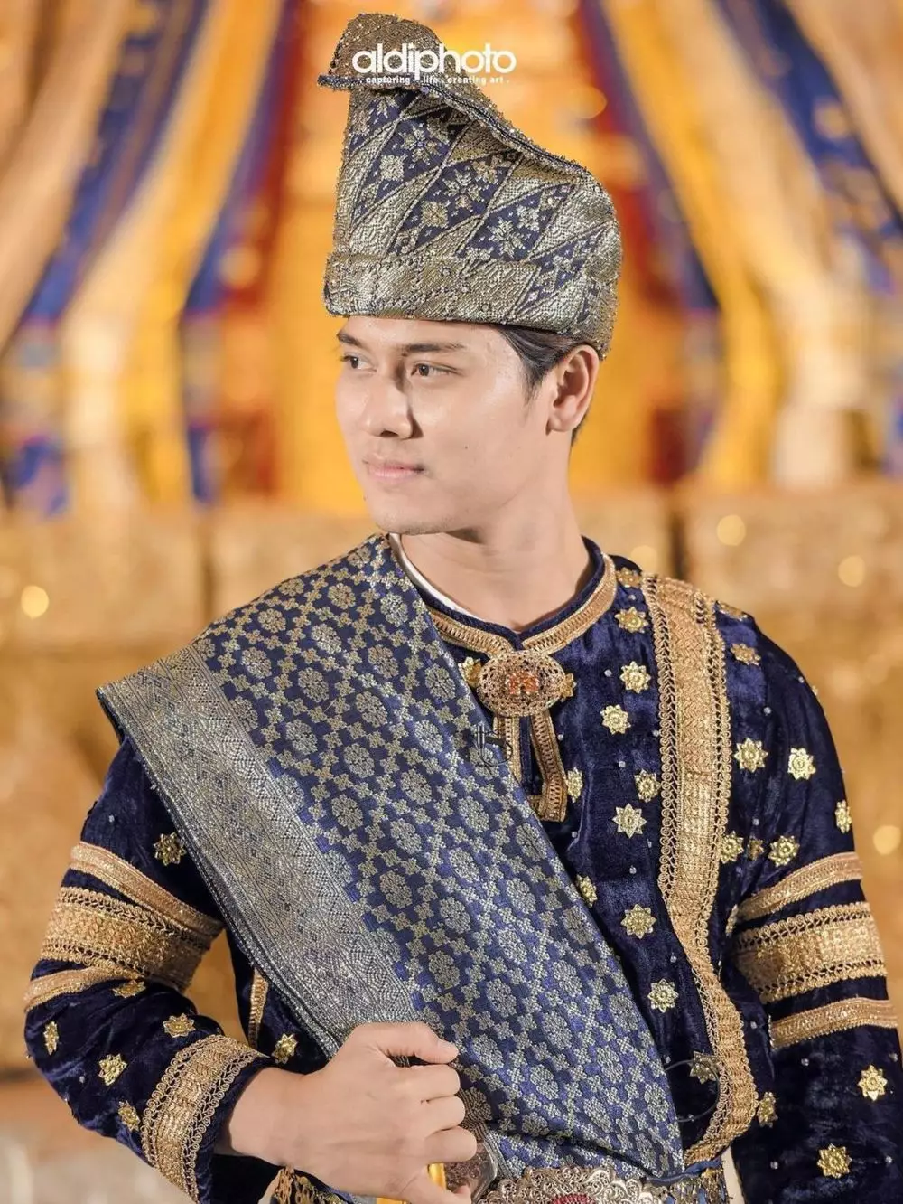 Rizky Billar pakai baju adat Minang © berbagai sumber