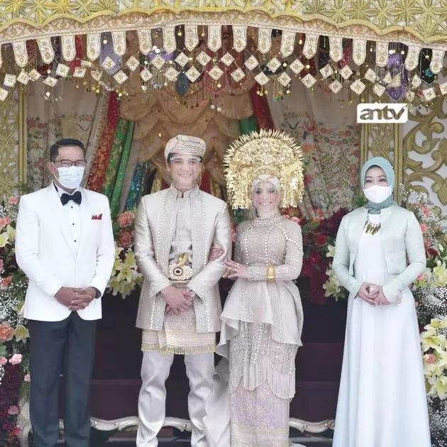 Rizky Billar pakai baju adat Minang © berbagai sumber