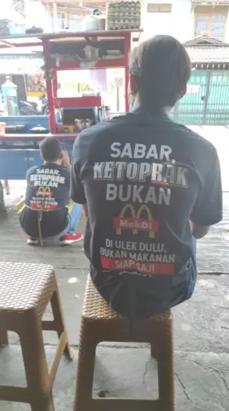 penjual ketoprak ini pakai kaos bikin salfok warganet © berbagai sumber