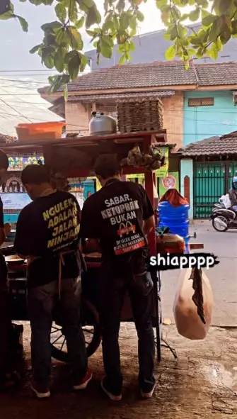 penjual ketoprak ini pakai kaos bikin salfok warganet © berbagai sumber