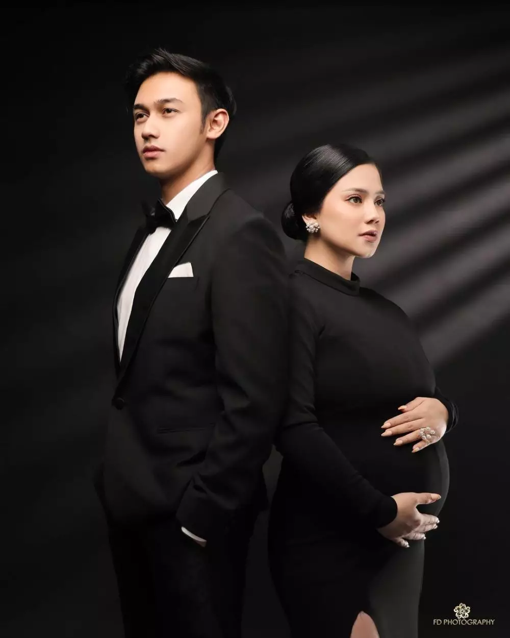 gaya pemotretan maternity pasangan pesinetron dari berbagai sumber