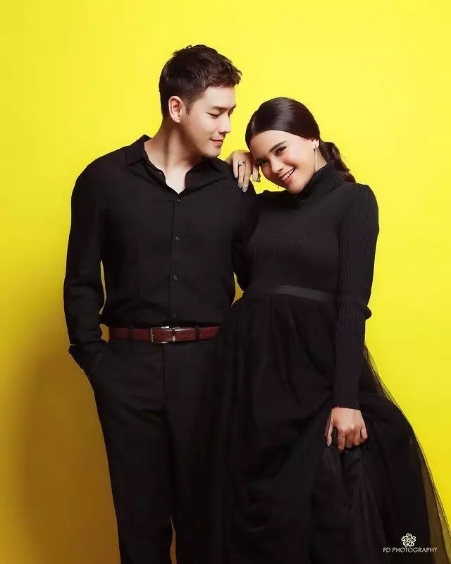 gaya pemotretan maternity pasangan pesinetron dari berbagai sumber