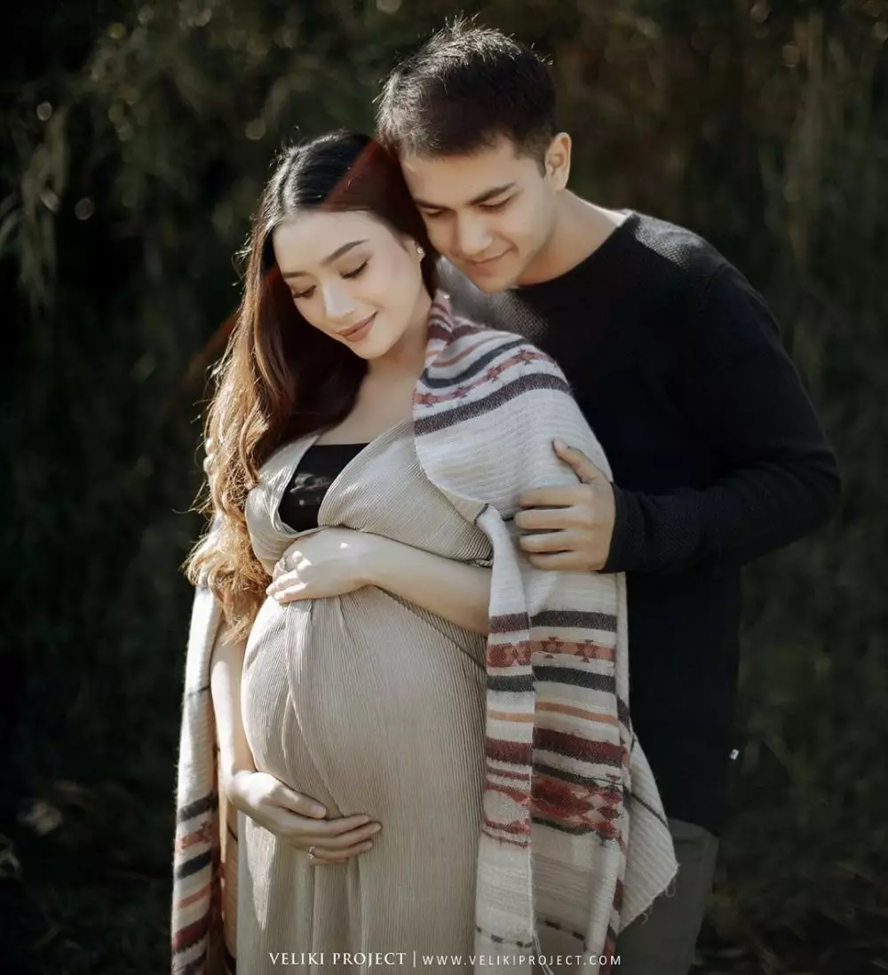 gaya pemotretan maternity pasangan pesinetron dari berbagai sumber