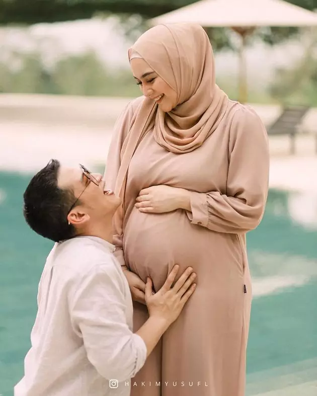 gaya pemotretan maternity pasangan pesinetron dari berbagai sumber