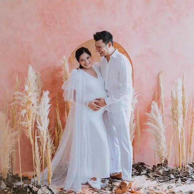 gaya pemotretan maternity pasangan pesinetron dari berbagai sumber