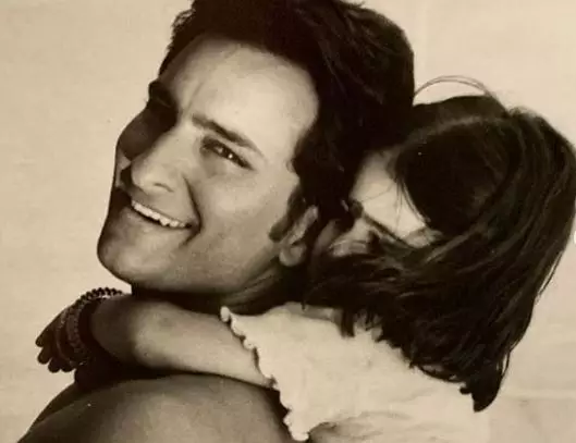 potret Sara Ali Khan kecil bareng sang ayah Berbagai sumber  potret Sara Ali Khan kecil bareng sang ayah Berbagai sumber