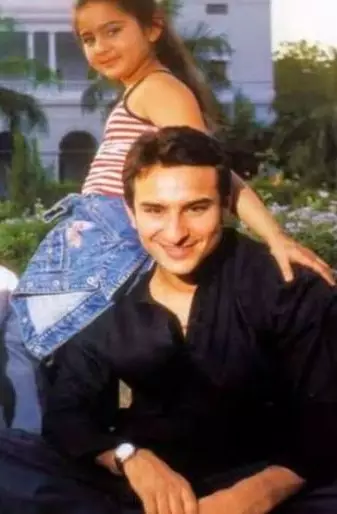 potret Sara Ali Khan kecil bareng sang ayah Berbagai sumber  potret Sara Ali Khan kecil bareng sang ayah Berbagai sumber