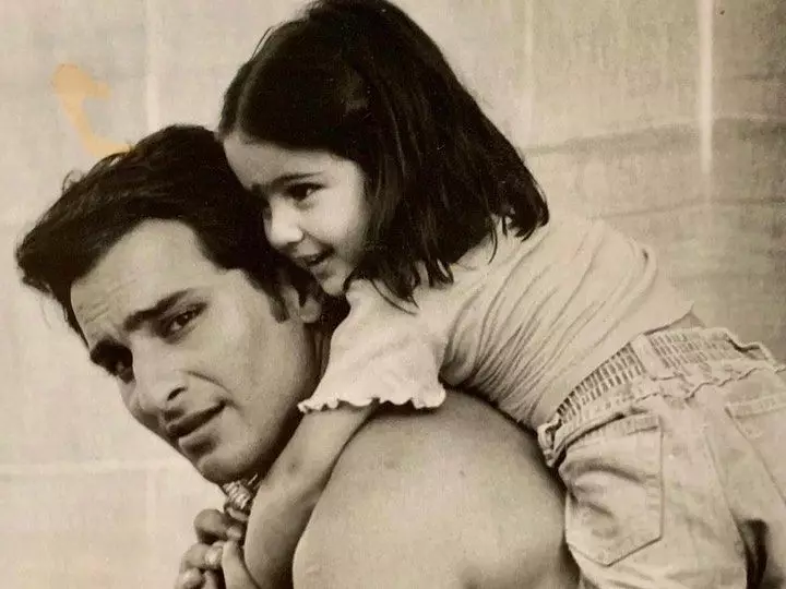 potret Sara Ali Khan kecil bareng sang ayah Berbagai sumber  potret Sara Ali Khan kecil bareng sang ayah Berbagai sumber