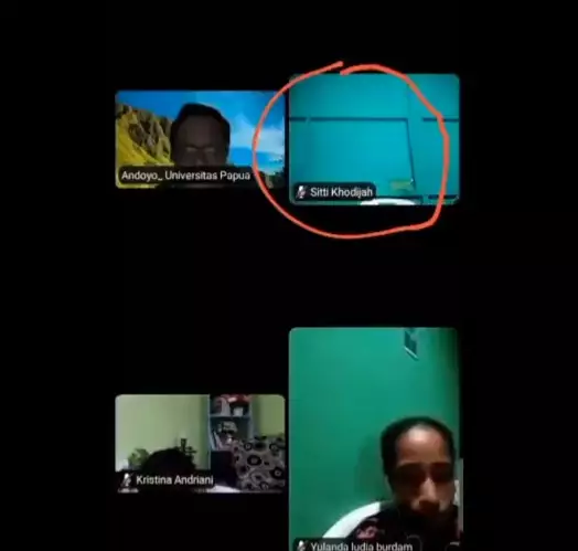 mahasiswi ini tertidur hingga terjatuh © Twitter/@hibooran mahasiswi ini tertidur hingga terjatuh © Twitter/@hibooran