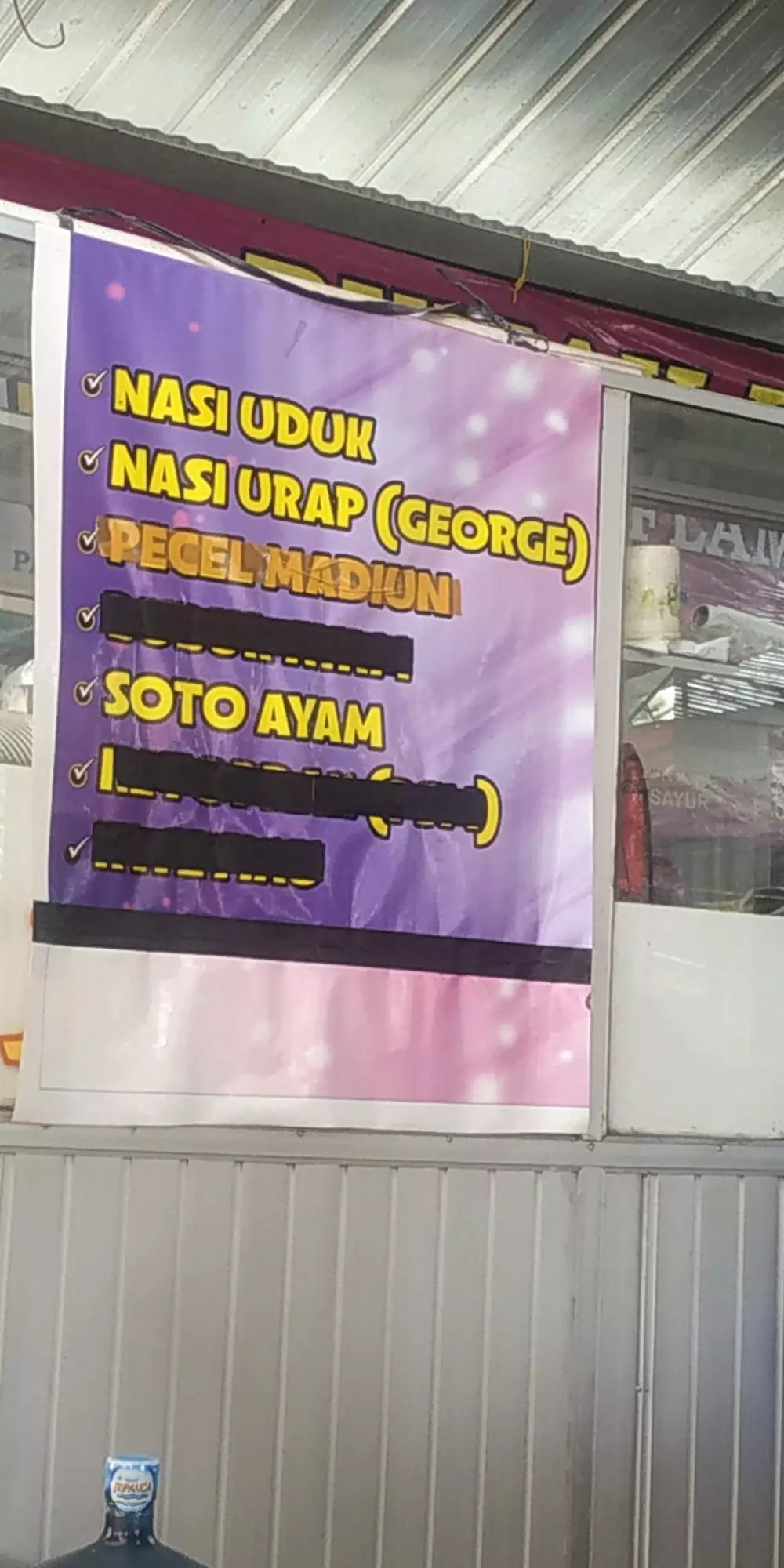 spanduk warung makan absurd bikin heran © 2021 twitter.com spanduk warung makan absurd bikin heran © 2021 twitter.com