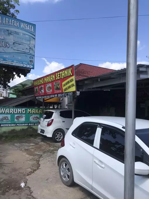 spanduk warung makan absurd bikin heran © 2021 twitter.com spanduk warung makan absurd bikin heran © 2021 twitter.com