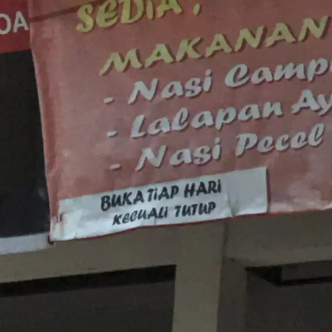 spanduk warung makan absurd bikin heran © 2021 twitter.com spanduk warung makan absurd bikin heran © 2021 twitter.com