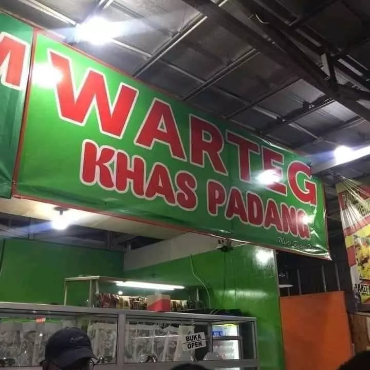 spanduk warung makan absurd bikin heran © 2021 twitter.com spanduk warung makan absurd bikin heran © 2021 twitter.com