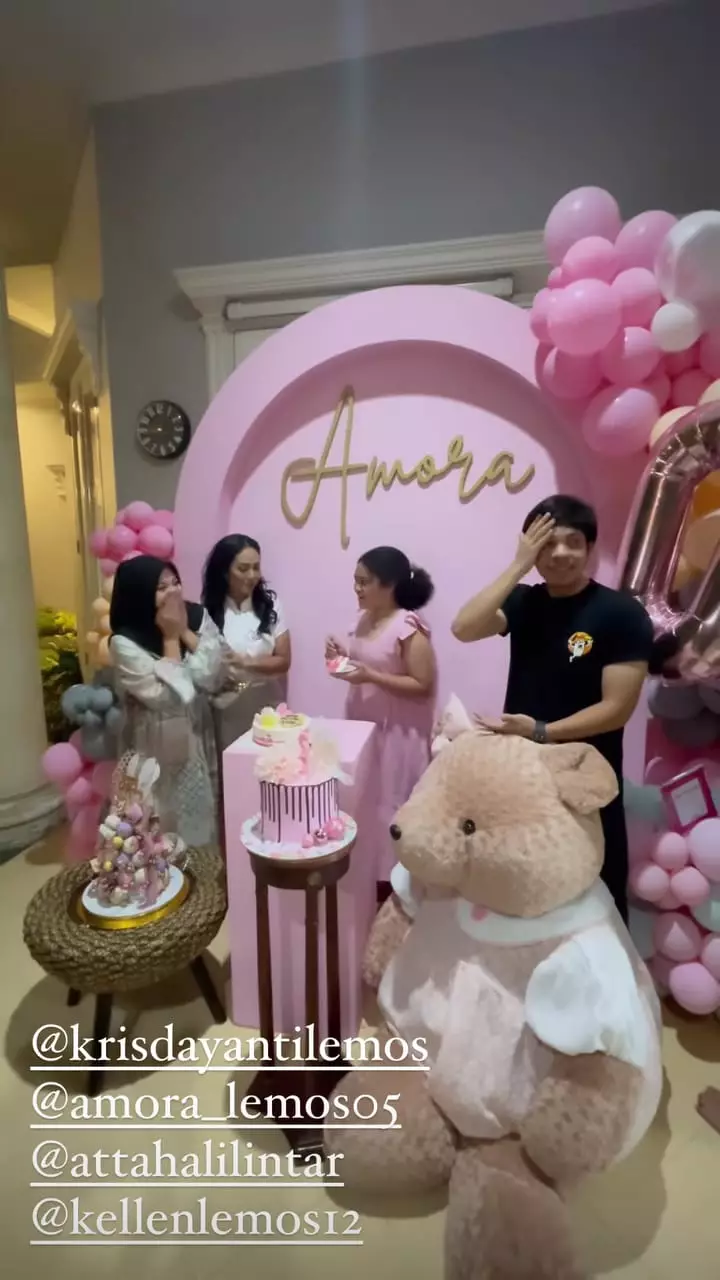 momen aurel atta beri kejutan ultah amora © instagram momen aurel atta beri kejutan ultah amora © instagram