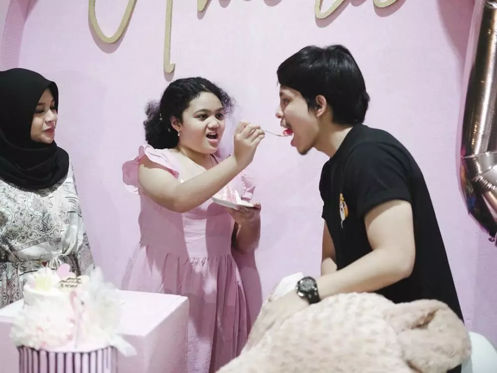 momen aurel atta beri kejutan ultah amora © instagram momen aurel atta beri kejutan ultah amora © instagram