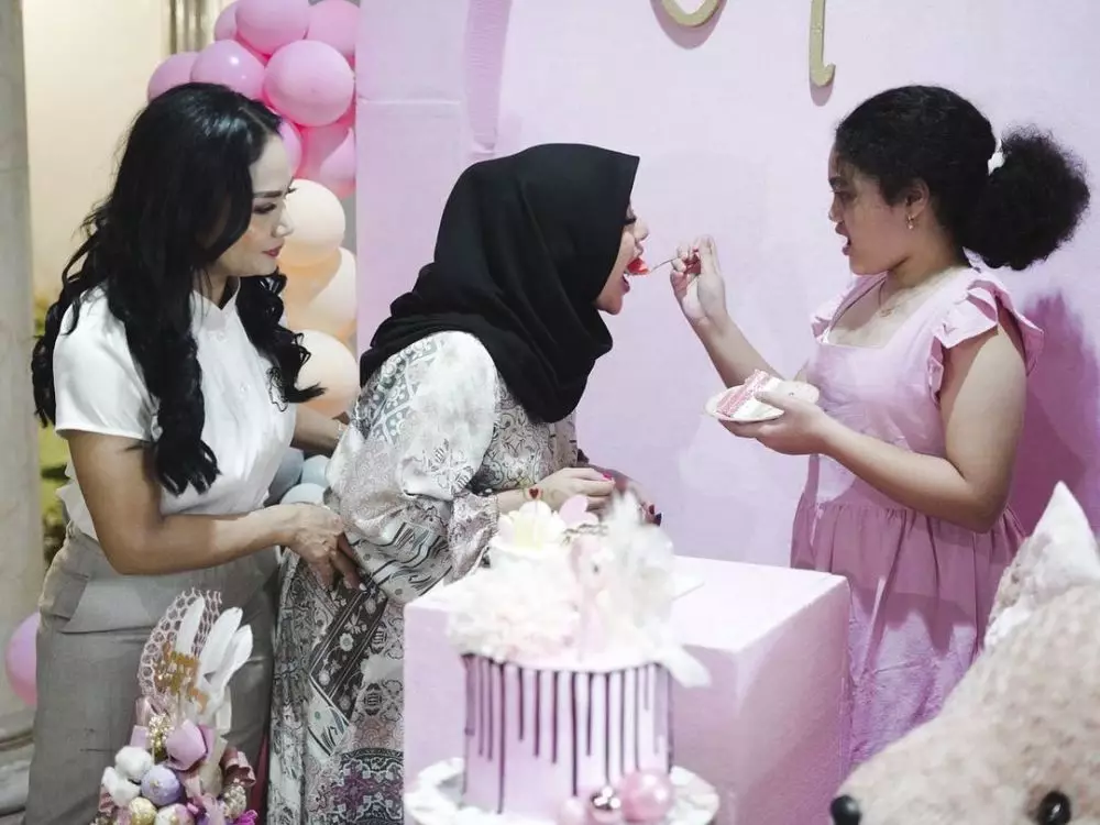 momen aurel atta beri kejutan ultah amora © instagram momen aurel atta beri kejutan ultah amora © instagram