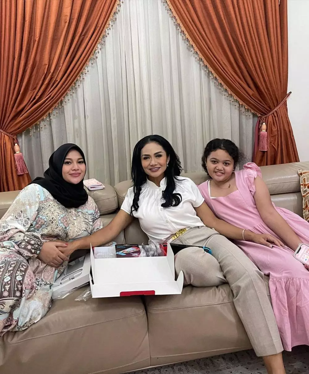 momen aurel atta beri kejutan ultah amora © instagram momen aurel atta beri kejutan ultah amora © instagram