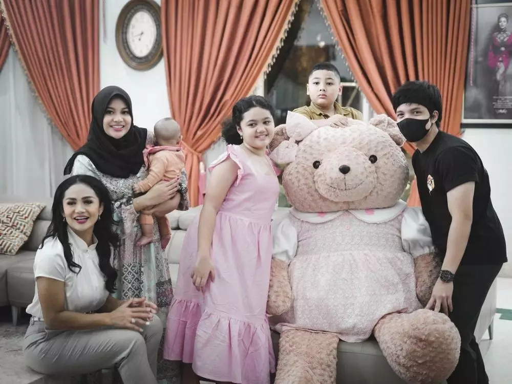 momen aurel atta beri kejutan ultah amora © instagram momen aurel atta beri kejutan ultah amora © instagram