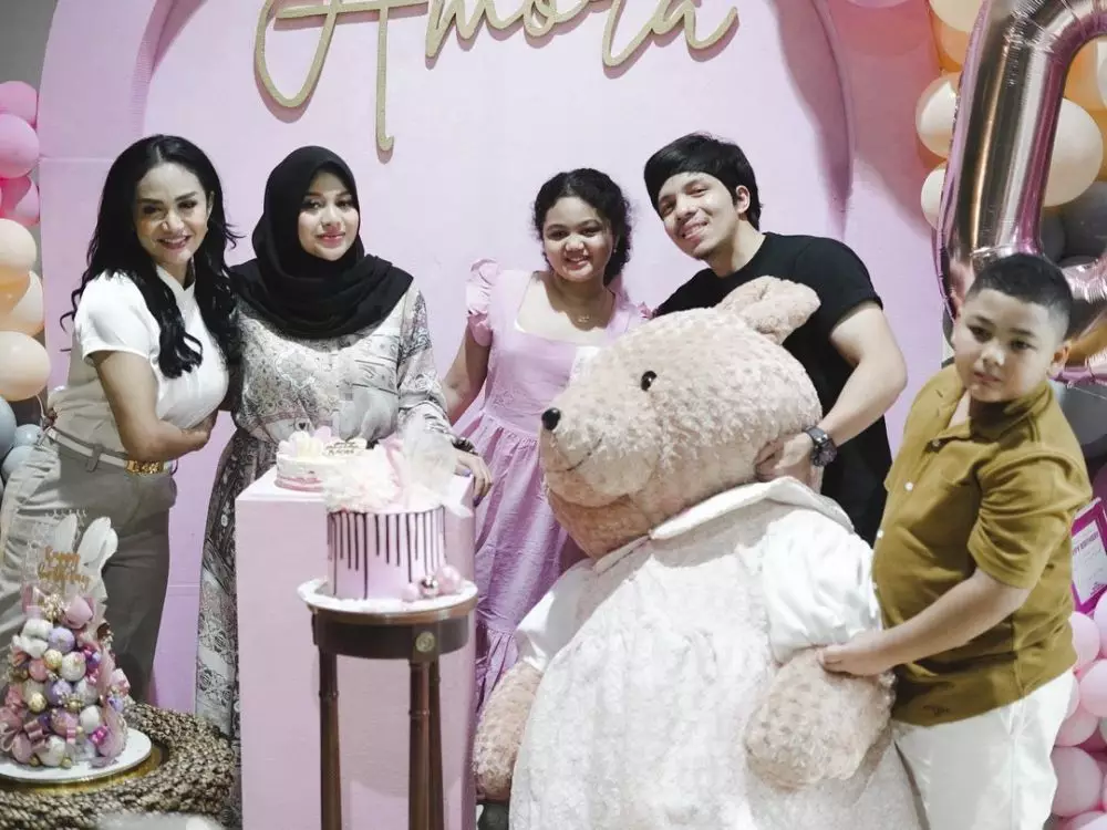 momen aurel atta beri kejutan ultah amora © instagram momen aurel atta beri kejutan ultah amora © instagram