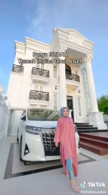 wanita ini bangun rumah mewah © TikTok/@shellasaukia