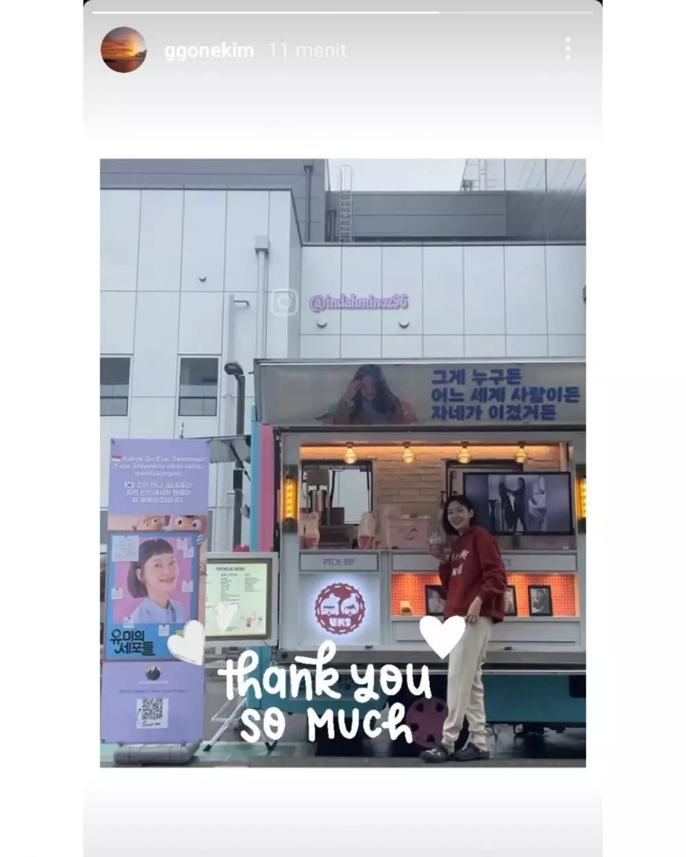 Kim Go-eun dapat kiriman nasi kuning © 2021 brilio.net