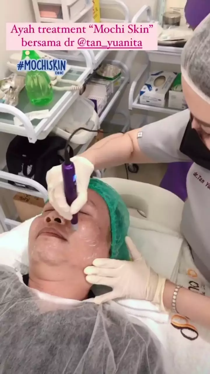 momen orang tua ayu ting ting perawatan © instagram momen orang tua ayu ting ting perawatan © instagram