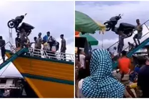 Pria angkat sepeda motor turun dari atas kapal, aksinya curi perhatian