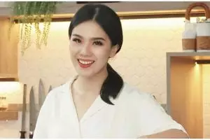 Mewah dan estetik, ini 7 cara menata dapur ala Devina MasterChef