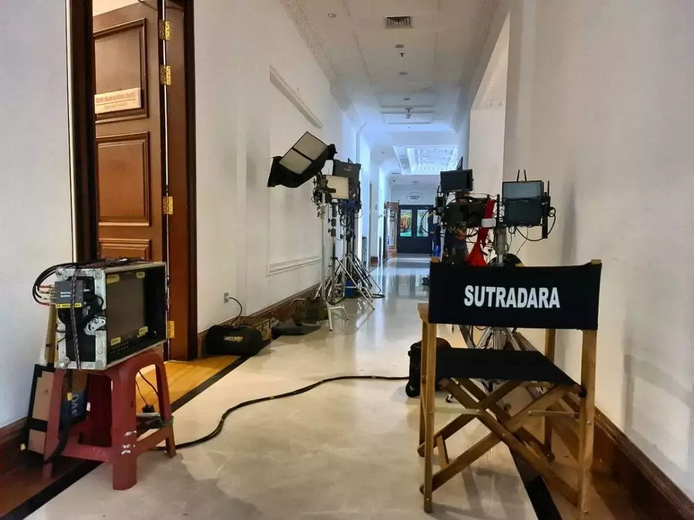 Hadiah Arya Saloka untuk sutradara © Instagram