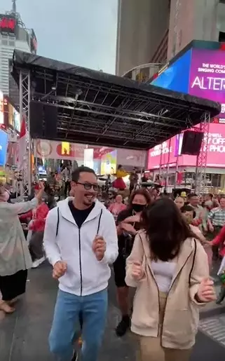 Momen Fitri Carlina nyanyi dangdut di Times Squre New York © berbagai sumber